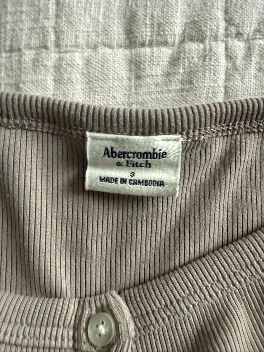 Abercrombie & Fitch Sleeveless Button-Front Ribbed Tank — Gray - Picture 2 of 3